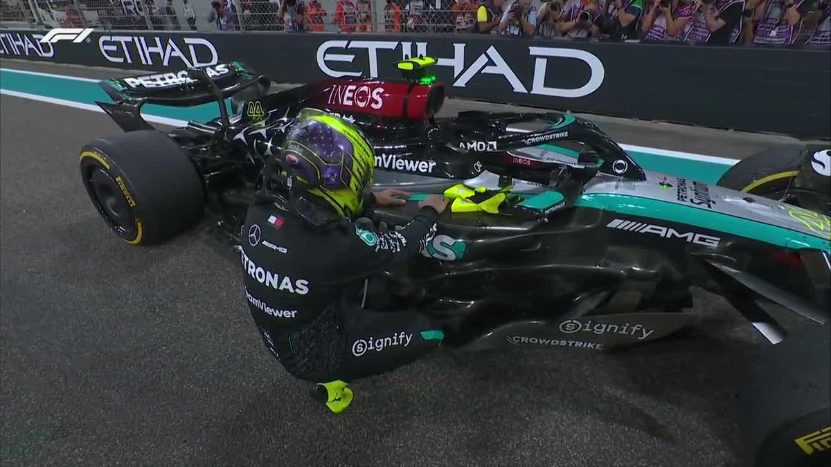 ¡HERMOSO MOMENTO! ❤️ Lewis Hamilton y un agradecimiento especial a su monoplaza de Mercedes que tantas victorias le dio en la #F1. 📺 Más #Fórmula1 en vivo por #DisneyPlus Premium