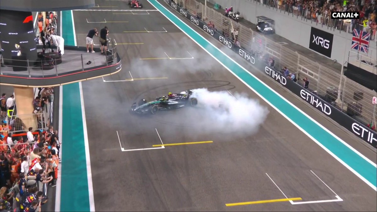 🍩 LES DONUTS D'HAMILTON ! 🍩 Le septuple champion du monde célèbre son dernier Grand Prix avec Mercedes comme il se doit ! Il termine 4e après un dépassement d'anthologie dans le DERNIER tour sur son coéquipier 🙌 #AbuDhabiGP #F1
