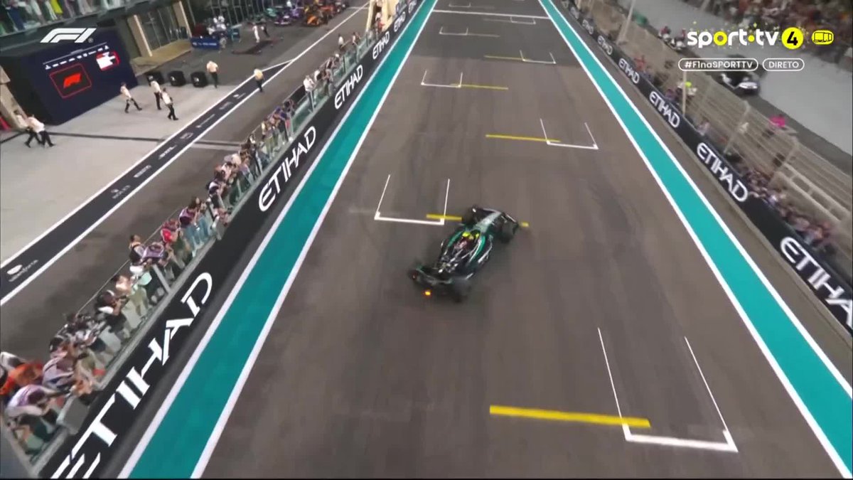 A despedida de Hamilton da Mercedes, 12 anos depois, e com 6 campeonatos conquistados. O inglês ruma agora à Ferrari.
