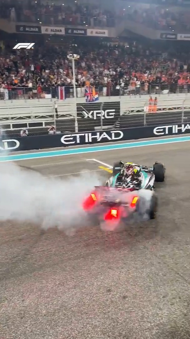 Tasty donuts from Lewis 😋 #F1 #AbuDhabiGP