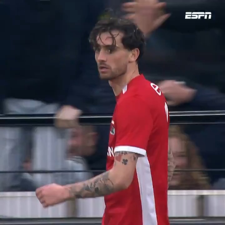 Troy Parrott doet het! De spits zet AZ op 1-0 tegen Ajax 👏 #azaja