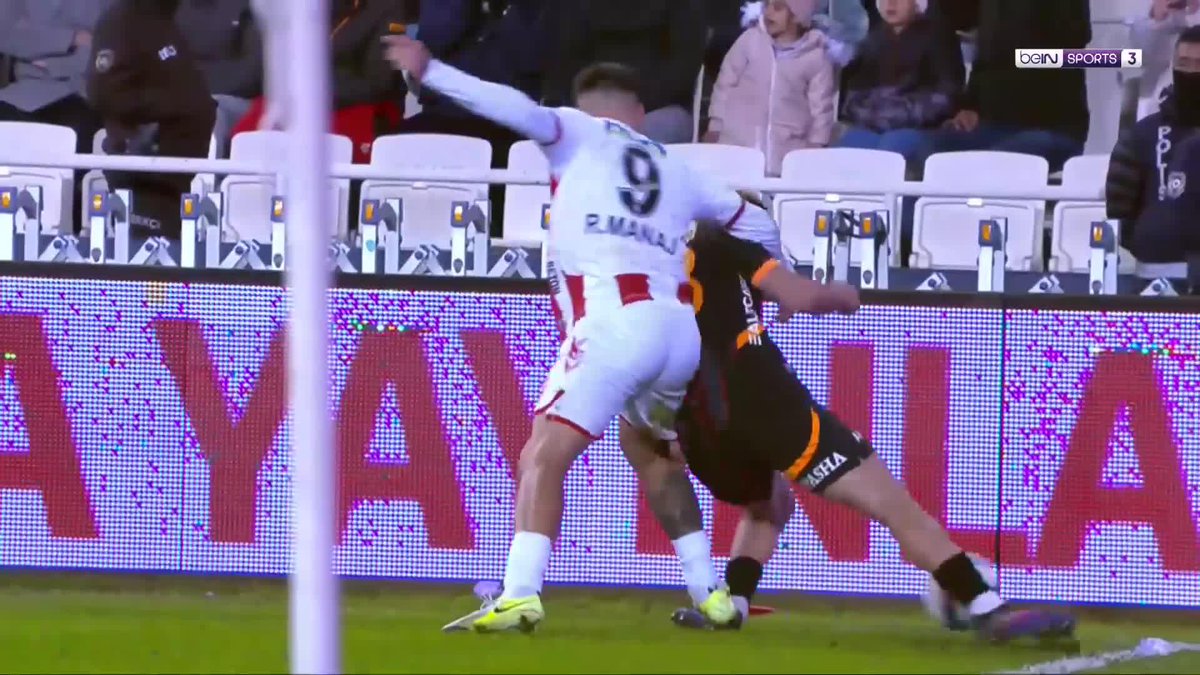 Rey Manaj's horror tackle in the Sivasspor vs Galatasaray match goes unpunished as the referee waves play on 😱❌ The #SüperLig on #beINSPORTS 🇹🇷