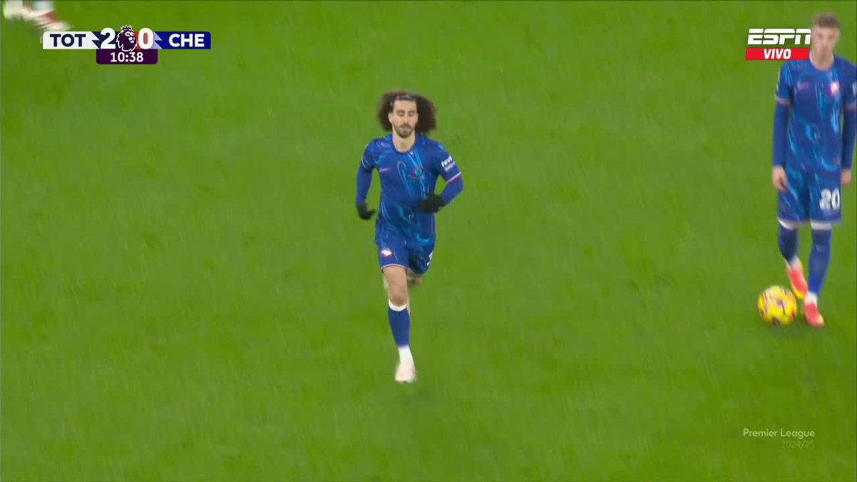Se acordó tarde: ¡insólito lo de Marc Cucurella! El español se resbaló DOS VECES y las dos veces terminaron en GOL del Tottenham. Después del grito de Kulusevski, a cambiarse los botines... 📺 Mirá la #Premier por #DisneyPlus