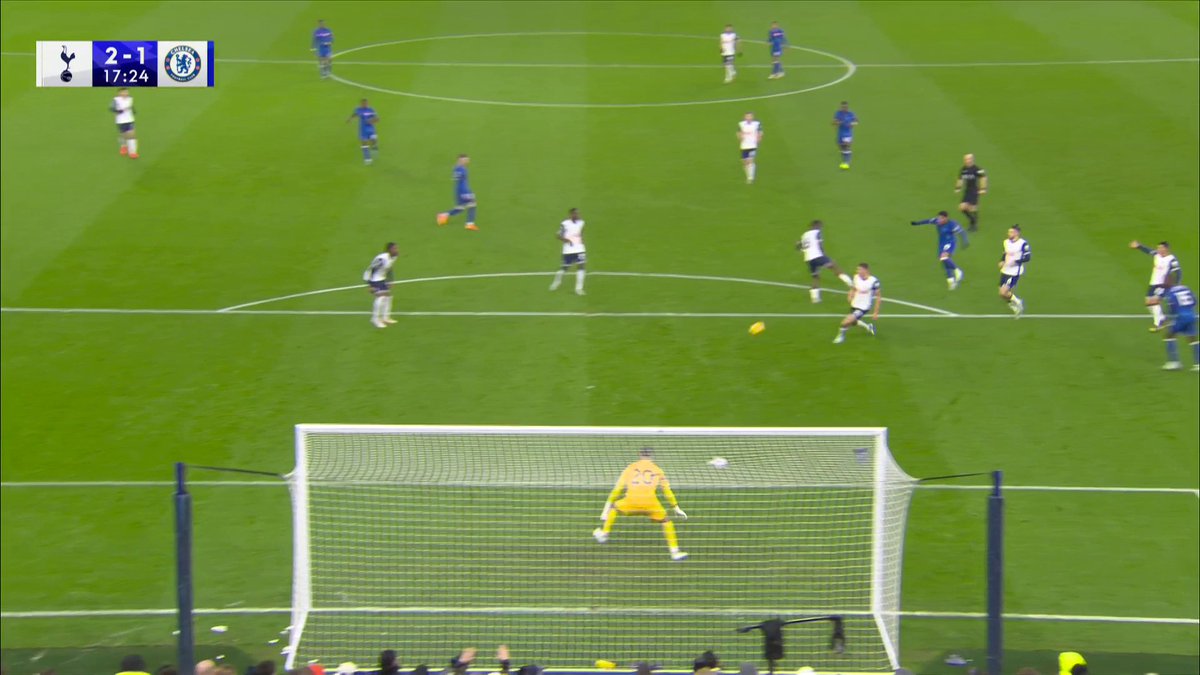 Jadon Sancho pulls one back for Chelsea and it's a BEAUTY! 🔵