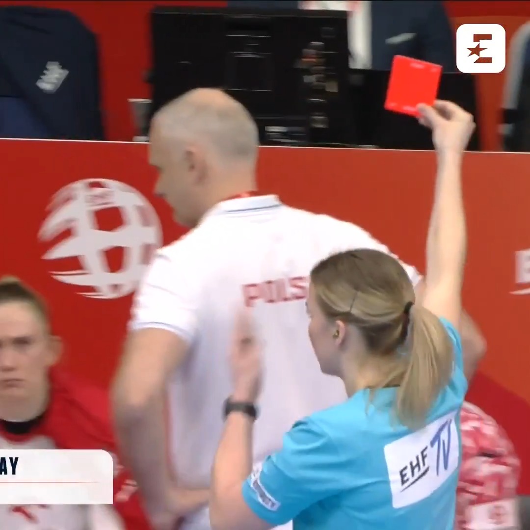 Czerwona kartka dla Polki za trafienie bramkarki rywalek w głowę 🟥 🦲 Wyobrażacie sobie wprowadzenie tej reguły np. w piłce nożnej? 🧐 #ehfeuro2024 #catchthespirit