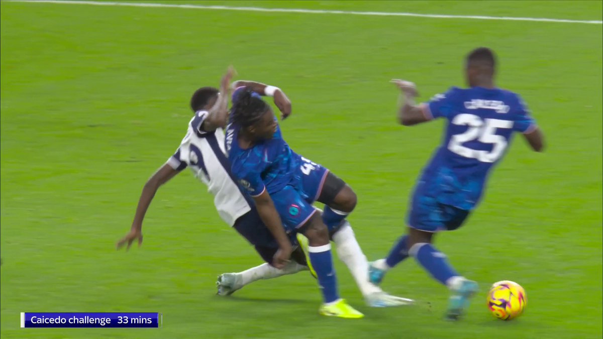 "For me it just seemed like the most obvious red card you would see" Jamie Carragher was shocked Caicedo wasn't sent off for this challenge 🟥