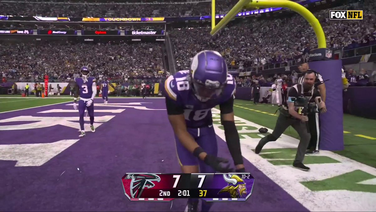 There it is! Justin Jefferson with his first touchdown in two months for the Vikings to give them the lead 💪 📺: FOX