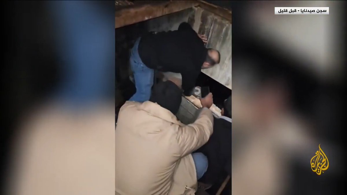 فتح سراديب وزنازين مخفية تحت الأرض في سجن صيدنايا والإفراج عن المعتقلين داخلها #الجزيرة_سوريا #الأخبار