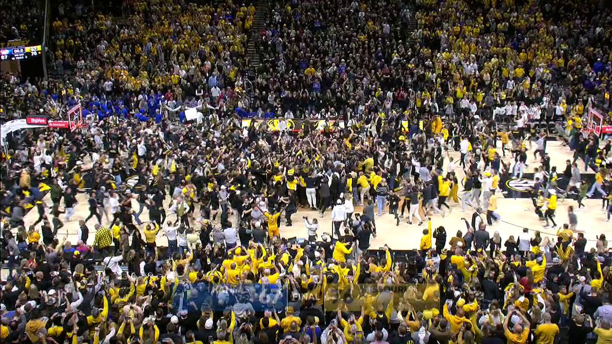 MISSOURI FANS STORM THE COURT AFTER BEATING NO. 1 KANSAS 🎉