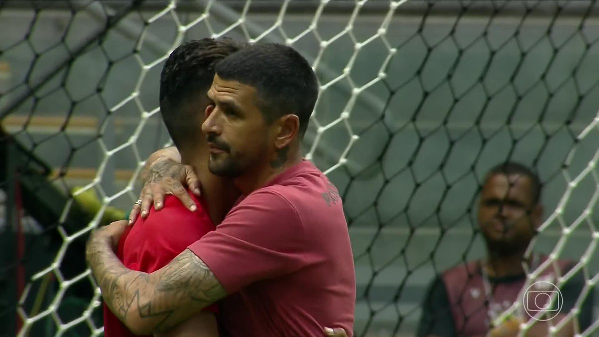 A frustração dos jogadores do Athletico após o rebaixamento no ano do centenário do clube. 🎥 TV Globo 📺 | ge