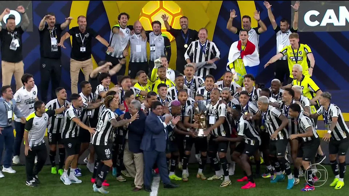 Botafogo ergue a taça de campeão brasileiro de 2024! 🏆 🎥 TV Globo 📺 | ge