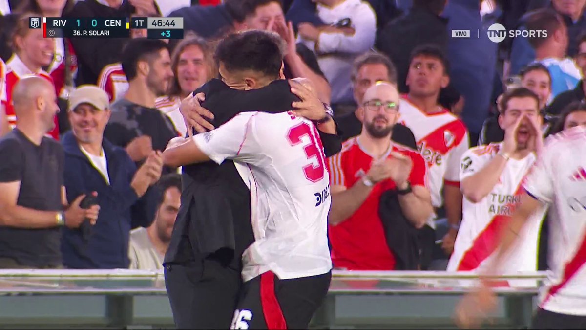 Pablo Solari para el 1-0 de River ante Rosario Central y el sentido abrazo con Gallardo. ❤️🇦🇷
