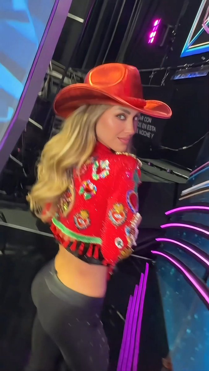 Siempre llegan guapos al show, pero ahora sí se pasaron 😍 Anahi, Martha Higareda, JUANPA ZURITA 🇲🇽, Carlos Rivera y Omar Chaparro en otro nivel de estilo ✨ ¡Ajua! 🤠 ¿#QuiénEsLaMáscara?, todos los domingos, disponible en Univision, Las Estrellas y ViX 🎭🔍 #QELM #QELMUS