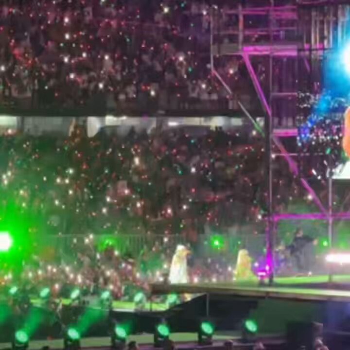 Karol G y Feid interpretando “AMARGURA” esta noche en Medellín. 🩷💚