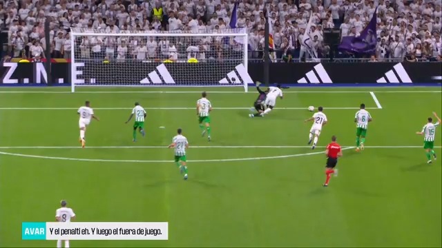 El archiconocido meme de "penalti para el Madrid" se produce por una acción similar con el mismo árbitro de protagonista. Ese sí se revisó. Cada Liga ganada al Madrid vale por tres.