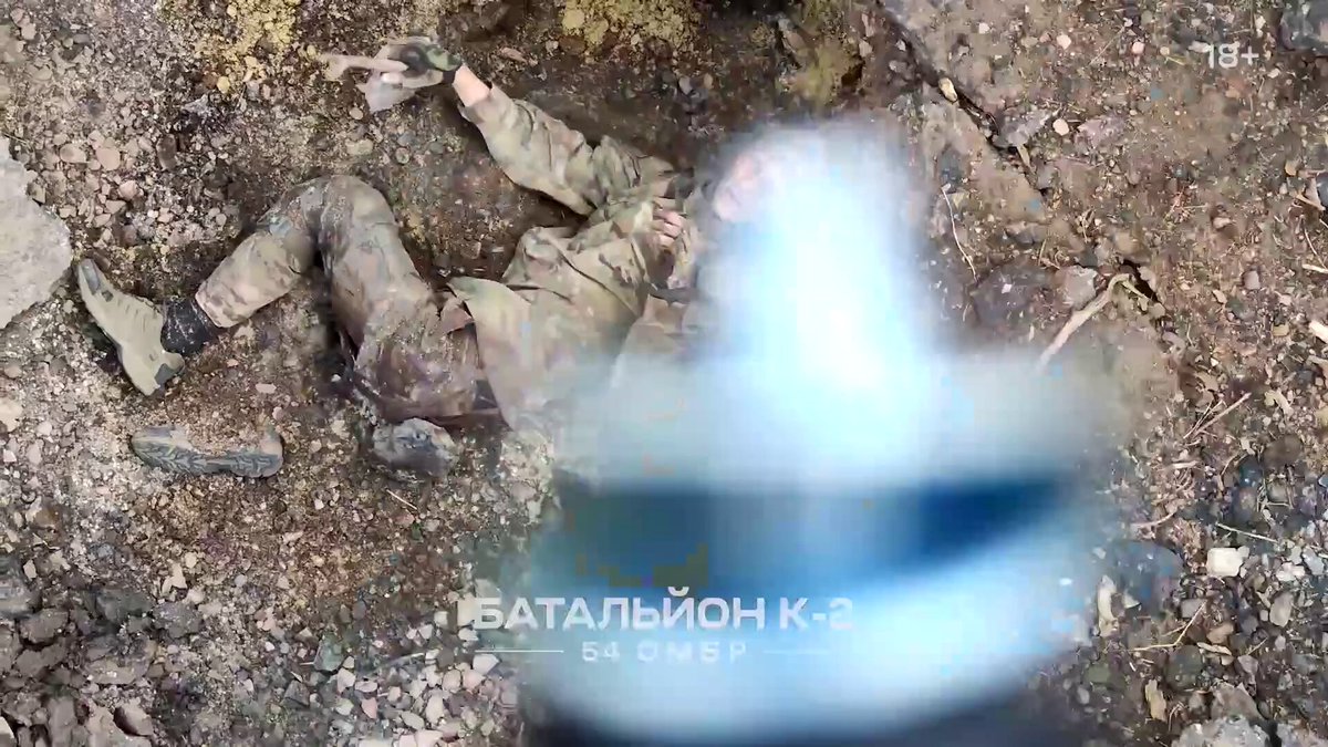 自らの最後を悟ったロシア兵は自身を狙うドローンを凝視しながら最後、煙草をふかした