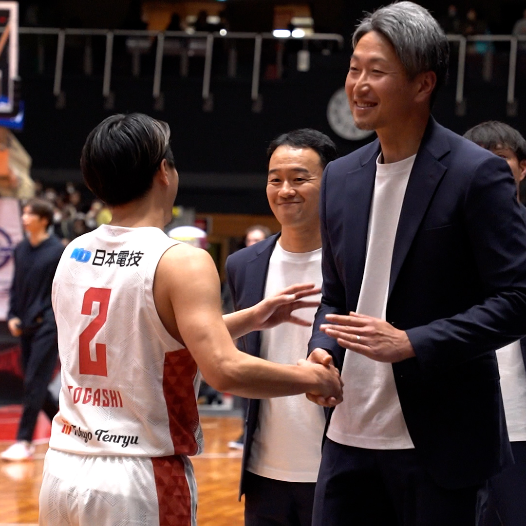 試合後、笑顔で握手を交わした富樫勇樹と大野篤史HC🤝 🎞️COURTSIDE B.|第10節GAME1 三遠vs千葉J ▶︎ 三遠ネオフェニックス🐤🔥SAN-EN NEOPHOENIX 千葉ジェッツふなばし 🛫PAINT IT JETS✨ #りそなグループ #Bリーグ