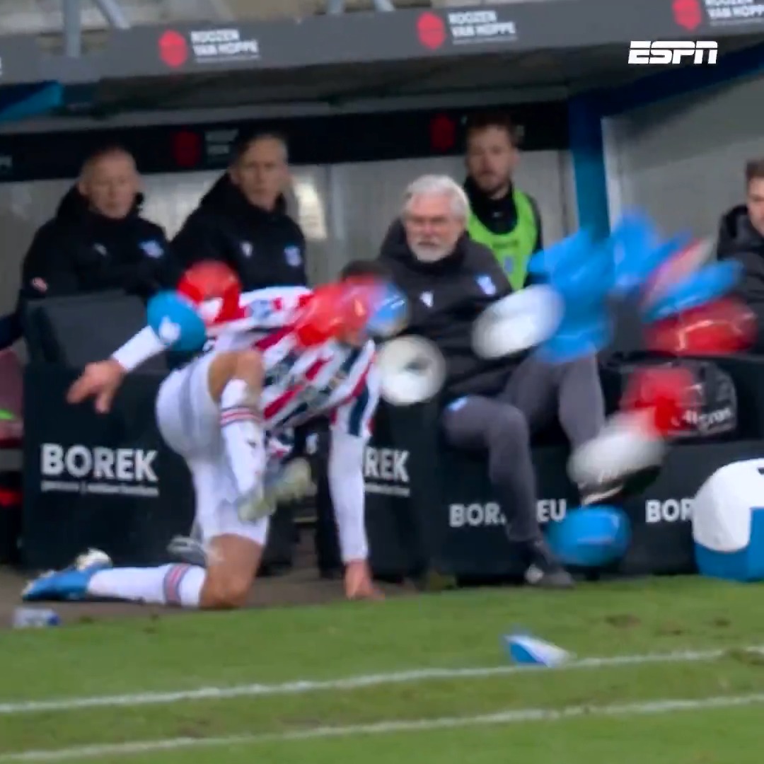 Raffael Behounek laat zich gaan na overtreding 🎉👀