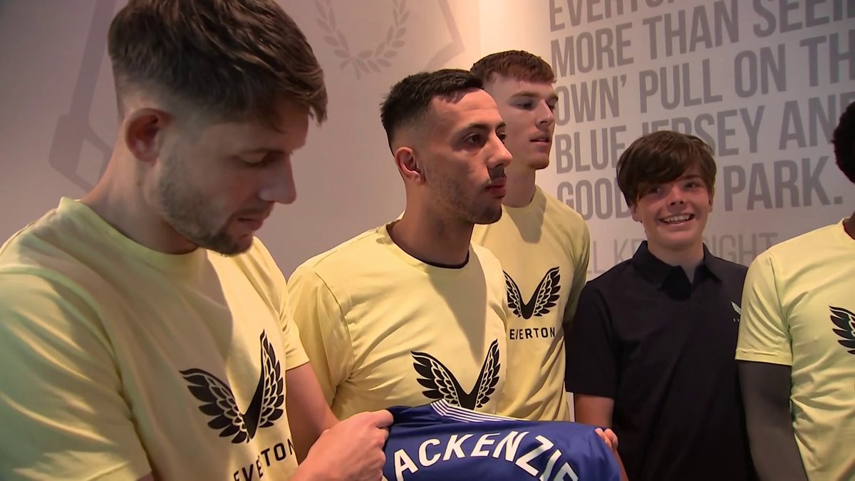 15-year-old Australian Everton fan Mackenzie, who flew all the way to England to watch the Merseyside Derby which was called off due to Storm Darragh, was invited to the Everton training ground where he was surprised by the players with gifts and tickets to Arsenal v Everton 💙👏