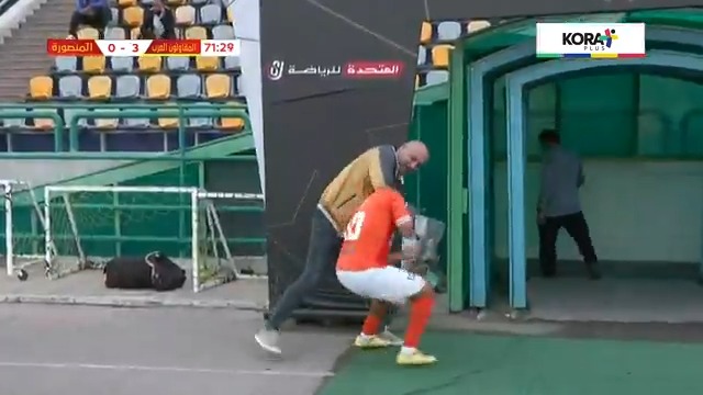 🚨🚨🚨🚨🚨🚨🚨🚨🚨🚨🚨🚨🚨🚨🚨 في الدوري المصري : أحمد شاهين لاعب المنصورة 🇪🇬 يدخل بديلًا في الدقيقة 60 ويرفض الخروج في الدقيقة 70 ويدخل في مشادة قوية جداً جداً مع مدرب الفريق وتشابك بالايدي 😳 😱😱😱😱😱😱😱😱😱😱😱😱😱😱😱 ( @Korapluslite )