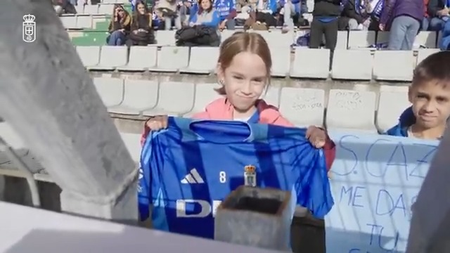 👧 Ella no lo sabía. 🎁 Acababa de recibir un tesoro en un día que sería histórico 📅✅ #RealOviedo 🔵⚪