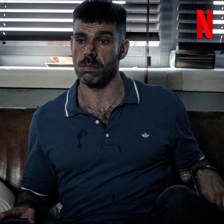 Mientras intenta abandonar los fantasmas del pasado, Richi deberá enfrentarse al asesino. Fernando Valdivielso es Richi en '1992', la nueva miniserie que llega el 13 de diciembre.