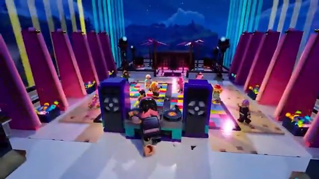 GTA 6 dans... LEGO Fortnite ? 😅 Epic a dévoilé "LEGO Fortnite Brick Life", nouvelle expérience de jeu RolePlay : - Dispo le 12/12 - 32 joueurs - Allez au restau, aux soirées de vos amis... - Achetez & décorez votre logement - Métiers : cuistot, policier, brigand, prof...