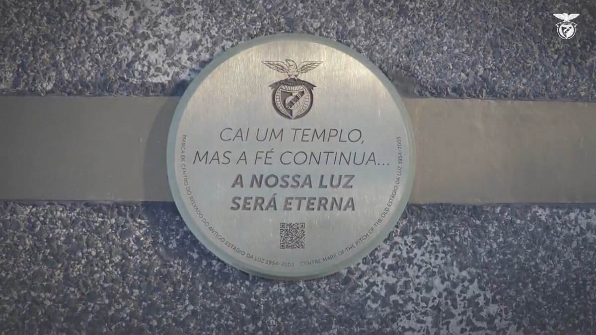 🏟️ 𝑪𝒂𝒊 𝒖𝒎 𝒕𝒆𝒎𝒑𝒍𝒐, 𝒎𝒂𝒔 𝒂 𝒇𝒆́ 𝒄𝒐𝒏𝒕𝒊𝒏𝒖𝒂... 📍 Marca de centro do relvado do antigo Estádio da Luz 📖 𝟏𝟗𝟓𝟒 - 𝟐𝟎𝟎𝟑