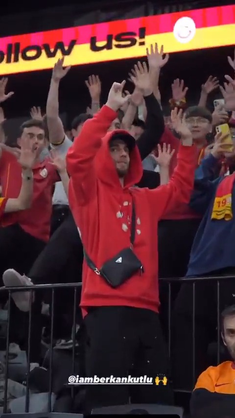 Berkan Kutlu, Galatasaray - Yalovaspor Basketbol maçını tribünde takip etti ve maç sonu taraftarlarımıza üçlü çektirdi.