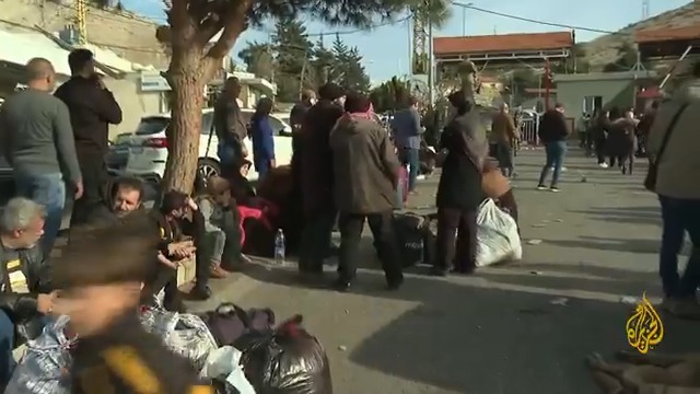 معبر المصنع الحدودي الرسمي بين #لبنان وسوريا في منطقة البقاع يشهد حركة عبور كثيفة باتجاه الأراضي السورية، والأجهزة الأمنية اللبنانية تشدد من إجراءاتها عند تلك النقطة لضبط الأوضاع | تقرير: جوني طانيوس #الجزيرة_سوريا #الأخبار