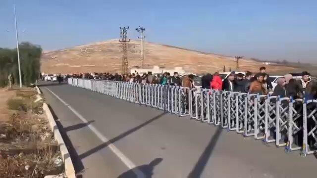 Syrian refugees have started leaving Turkey for Syria. Long lines formed today along the Turkish-Syrian border as Syrian families start returning home after 8-9 years of asylum in Turkey and Europe. Nearly 4M Syrian live in Turkey and 2M in Europe 🇹🇷🇸🇾🇪🇺
