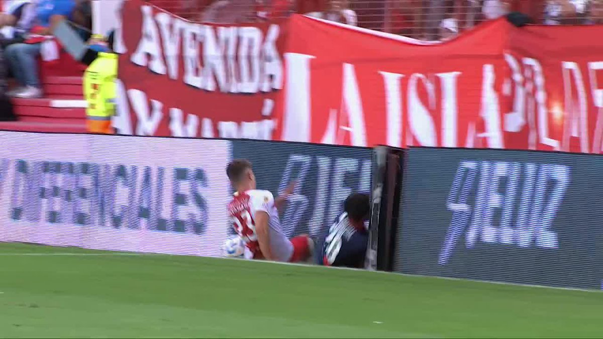Tienen que hacer algo con los carteles URGENTE, no es nuevo el tema…