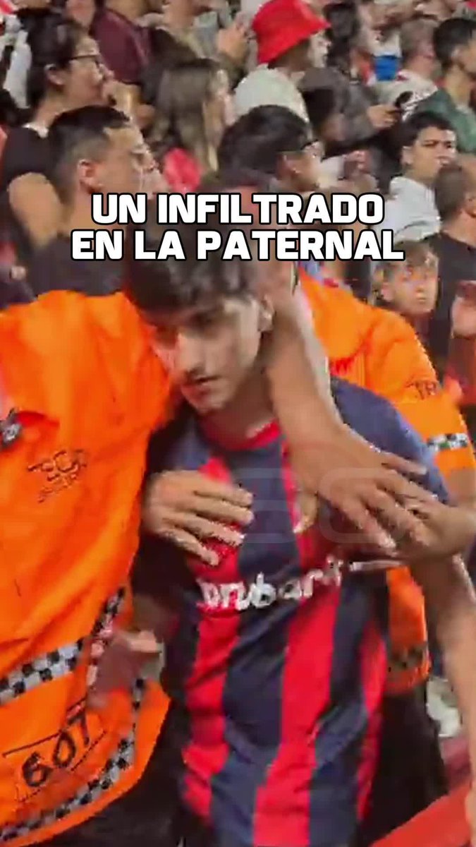 ¡INSÓLITO! En La Paternal, los hinchas de Argentinos descubrieron un infiltrado en la tribuna y tuvo que ser retirado por la seguridad. Tenía... ¡la camiseta de San Lorenzo PUESTA! 😱
