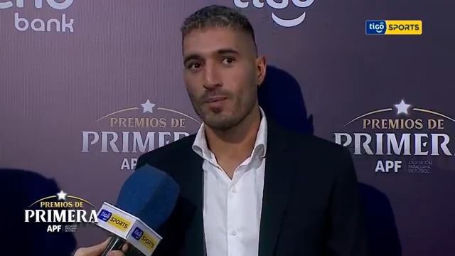 🧤Gastón Olveira, arquero y figura del club Olimpia, llegó a los #PremiosDePrimeraAPF y dejó sus comentarios sobre la temporada 2024 con el franjeado.