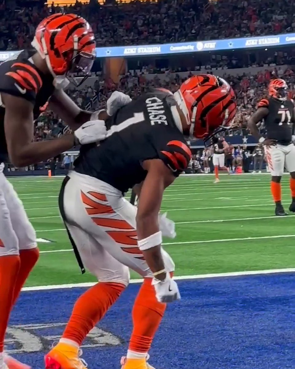 Tee Higgins had to "help" JaMarr Chase get unstuck during his griddy touchdown celebration. 🔥🔥🔥