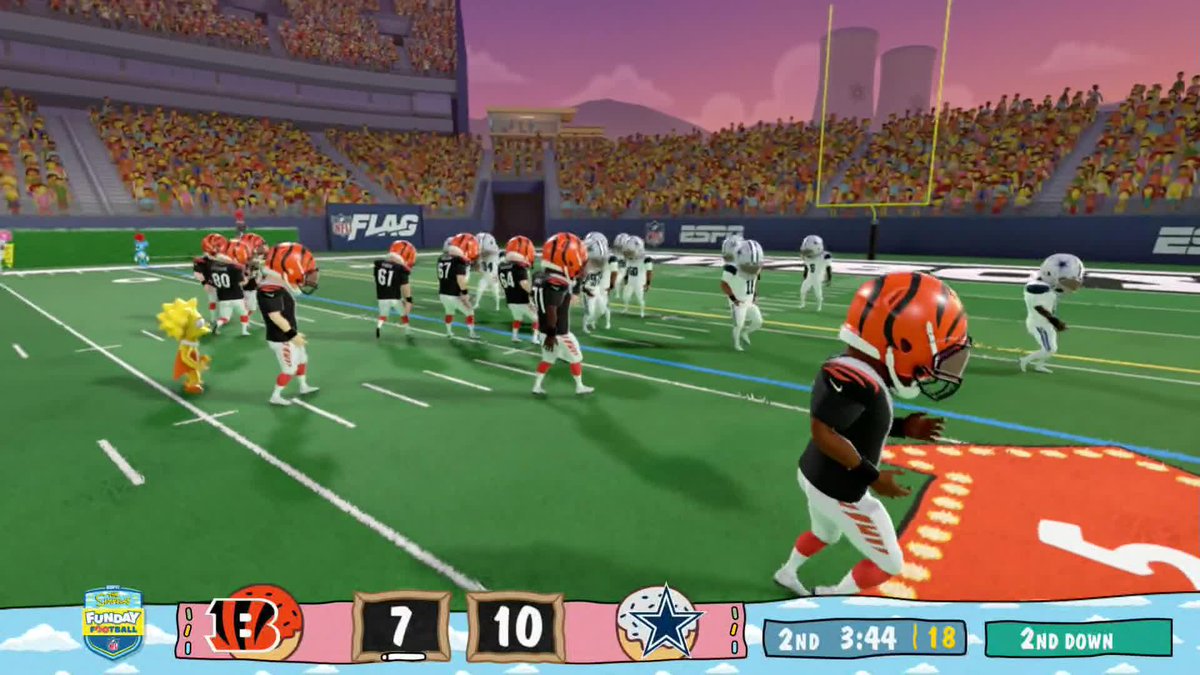 Lisa stays in bounds for the score! 😯 Simpsons Funday Football on Disney+ and ESPN+ |