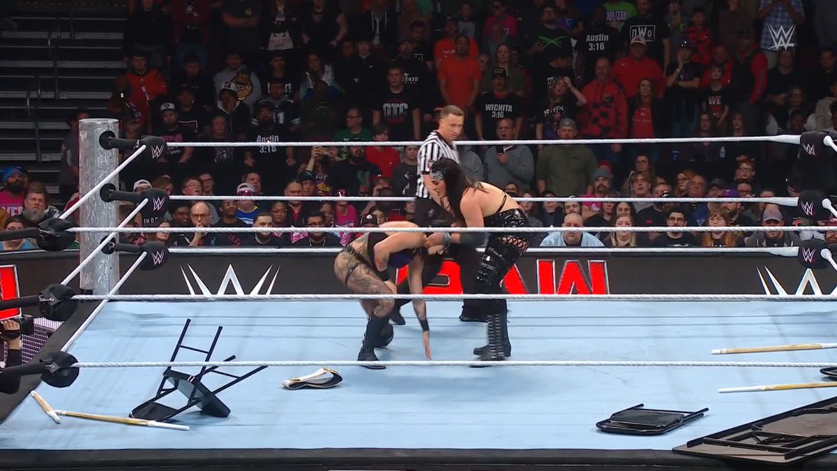 THIS MATCH IS CHAOS!!! 🤯 #WWERaw