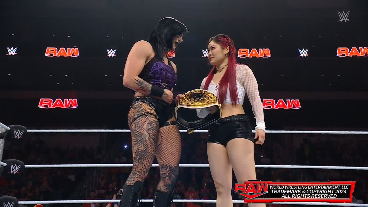 Well what do we have here... 👀 #WWERaw