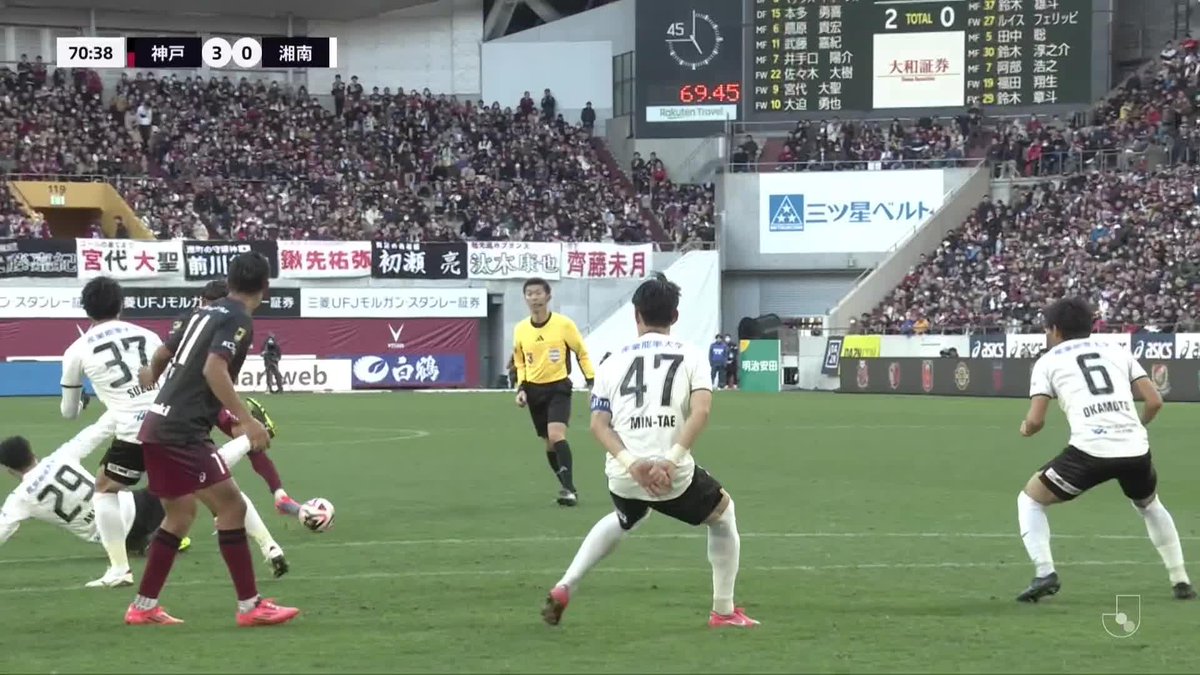本年度最後のJリーグ月間表彰選考、今月も各賞が発表となりました。 ベストゴールには惜しくも選ばれませんでしたが、僕が『わお!』となったのはこのゴール。 優勝がかかる最終節。満員のホームスタジアム、サポーターが陣取るゴールに弾丸ミドルをぶち込んだ扇原選手の一発。そして優勝!こんな気持ちいいゴールありますか!? ヴィッセルの選手、関係者、何よりサポーターみなさま、優勝おめでとうございます! そしてJリーグ関係者皆様へ。 シーズンお疲れ様でした。月間表彰選考委員会にお誘い頂き光栄でした。こんなに真剣にシーズン通してリーグを見たこと、今までなかったです。エキサイティングな経験をありがとう。自分の音楽に活かせるように背筋を伸ばし、引き続き精進したいと思います。 #ヴィッセル神戸 #扇原貴宏 Jリーグ(日本プロサッカーリーグ) #ガクズチョイス #Jリーグ月間MVP #特別賞 #Jリーグ #JLEAGUE #サッカー #soccer #football #フットボール #サッカーが好きだ #サッカーが好きな人と繋がりたい #MIFA #gakumc #ウカスカジー