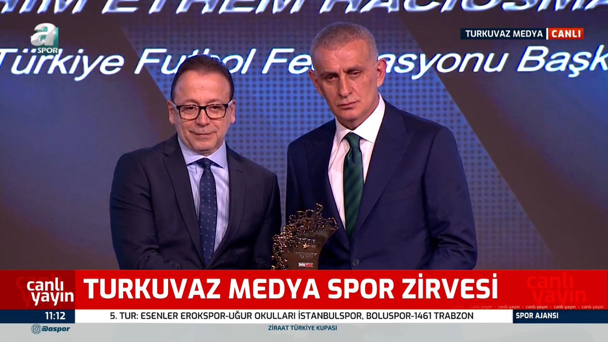 TFF Başkanı İbrahim Hacıosmanoğlu'na, "Türk Futboluna Üstün Hizmet Ödülü" takdim edildi.