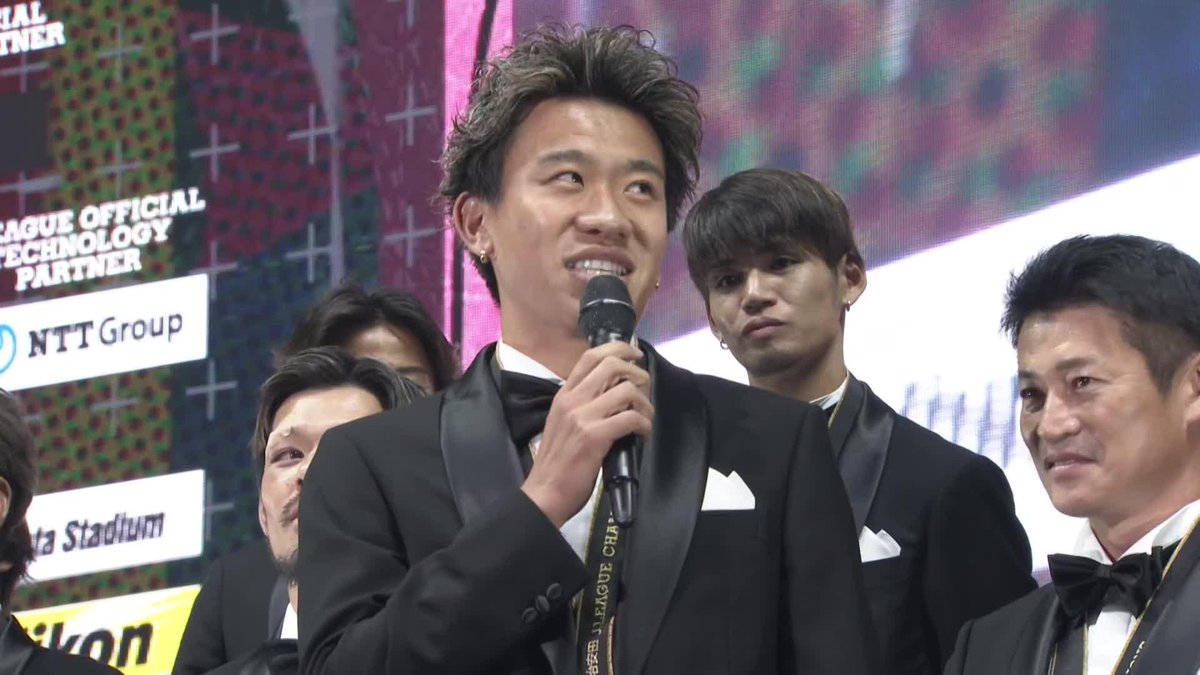🏆️明治安田J1リーグ優勝🏆️ ヴィッセル神戸のムードメーカー、初瀬亮選手が会場を盛り上げる!🕺🪩 ヴィッセル神戸 #Jリーグアウォーズ ライブ配信中!📡 YouTube 🔗 TikTok 🔗 DAZN 🔗