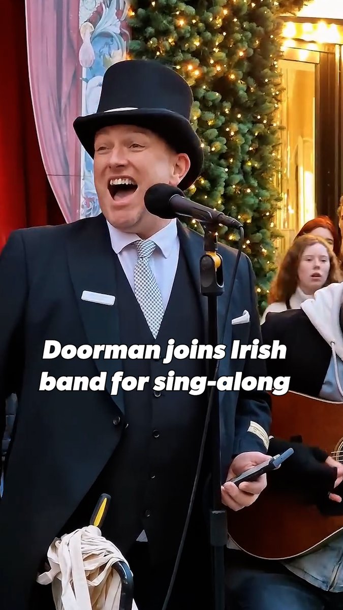 This is what Christmas is all about 🎄 Brown Thomas Doorman shocked crowds when he joined Keywest for an impromptu singalong on Dublin’s Grafton Street 🇮🇪