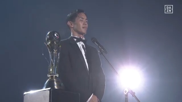 「腰を痛めたらダメだということで抱っこや肩車もほとんど子供たちにはしてあげられませんでした。 授業参観、幼稚園の行事、何一つ見てあげることはできませんでしたけど、今こうやってそのいった犠牲があってこのような素晴らしい賞、」 #Jリーグアウォーズ (2024/12/10)