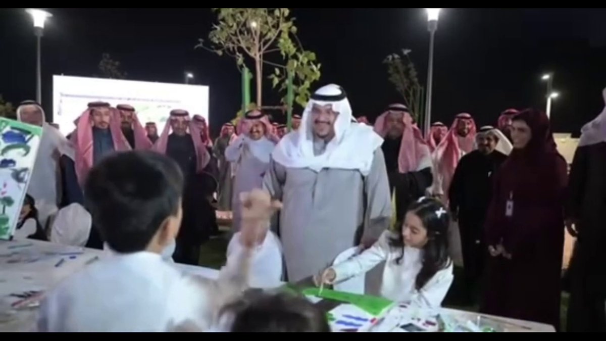 موقف طريف بين نائب أمير الرياض وطفل: "هذي أخت ولد عمي". -