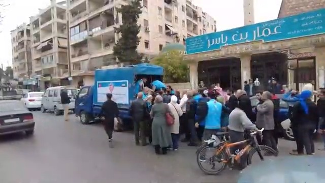Barış ve huzurun yeniden filizlendiği Suriye’de kardeşlerimizin yanındayız Halep’in farklı bölgelerinde ihtiyaç sahibi kardeşlerimize desteklerinizle gıda kolisi, sıcak ekmek ve çorba dağıtımı gerçekleştirerek sofralarına bereket, yüreklerine umut taşıdık. #YolunİyilikOlsun