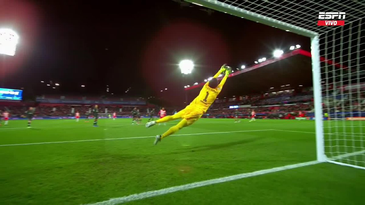 ¡AVISA EL COLOMBIANO! Espectacular remate de Yaser Asprilla y mejor reacción de Alisson en el arco de Liverpool. 📺 Mirá la #UCL por #DisneyPlus
