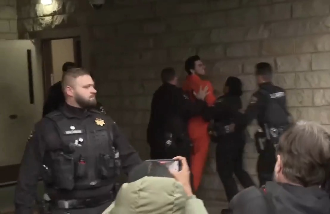 🚨 #BREAKING: Luigi Mangione just SCREAMED at reporters and struggled with police as he was escorted into court Holy CRAP 😳 “It is completely out of touch and an insult to the intelligence of the American people!” What the hell is going on??