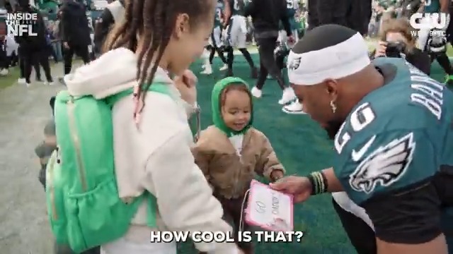 The pregame handshake between Saquon Barkley and his daughter, Jada 🥹💚