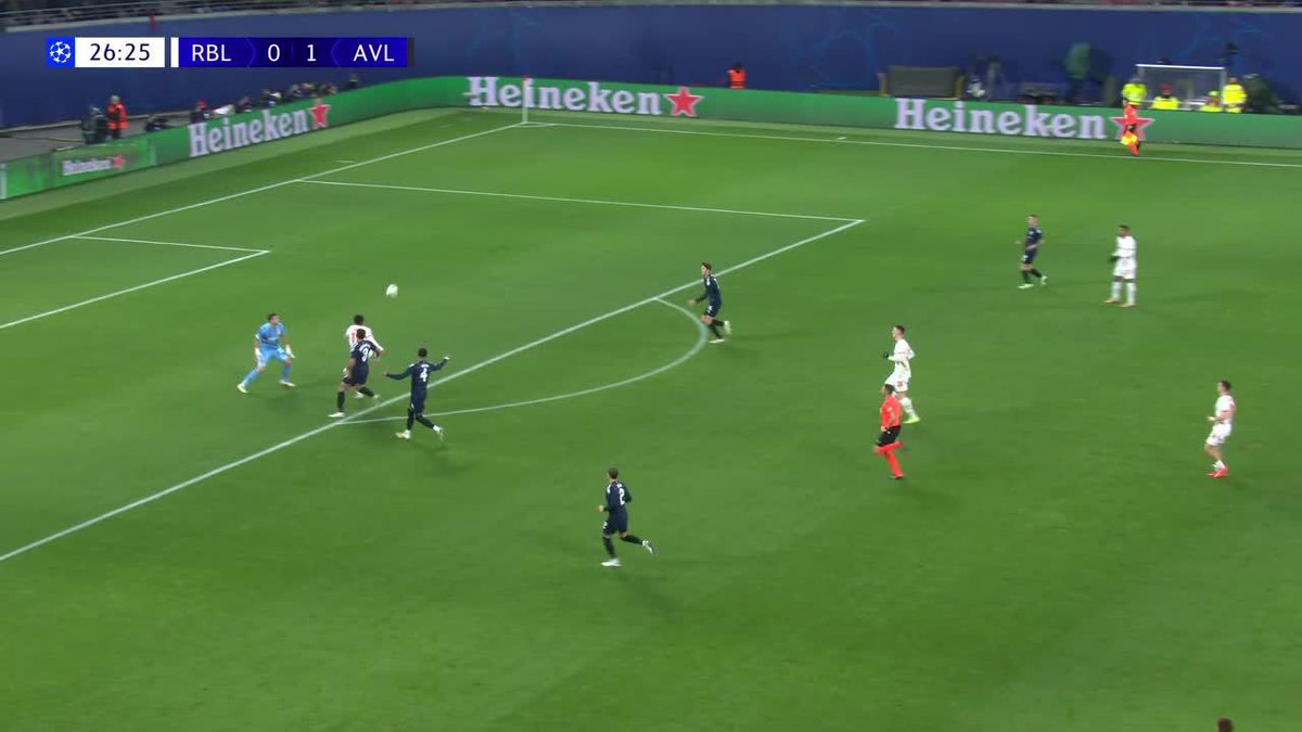 Blooper del Dibu Martínez para que Leipzig anote el 1-1 parcial ante Aston Villa. ▶ Más 🏆 #ChampionsLeague en #DisneyPlus