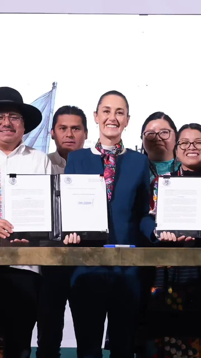 En la carta dirigida a servidoras y servidores públicos el pasado 2 de octubre, llamamos a predicar con el ejemplo a través de un gobierno honesto y austero. Hoy firmamos dos decretos para fortalecer los derechos plenos de pueblos indígenas y afromexicanos.